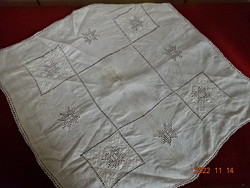 Tablecloth embroidered on cotton canvas, hand crocheted, size: 48 x 48 cm. He has! Jokai.