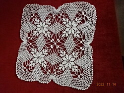 Crochet tablecloth from the 50s, size 27 x 29 cm. He has! Jokai.