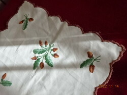 Embroidered tablecloth on cotton canvas from the 60s. Size: 73 x 35 cm. He has! Jokai.