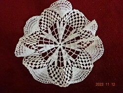 Crocheted round tablecloth from the 60s. Its diameter is 17 cm. He has! Jokai.