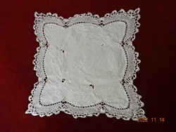 Tablecloth embroidered on cotton canvas, hand crocheted, size: 29 x 29 cm. He has! Jokai.
