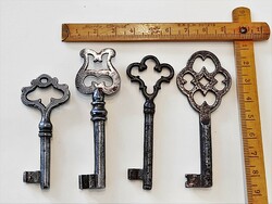 4 db. antik dekoratív vas kulcs