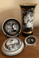 Szász Endre 26 cm váza, 2 db tányér, tányértartó bakkal és Jurcsák bonbonier együtt, hollóházi