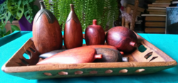Afrikai  kézzel készült fatálca réz betéttel, vésett mintával, fa szépen esztergált termésekkel