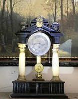 Antique mantel clock with alabaster columns - in need of restoration as shown in the pictures, but in good condition