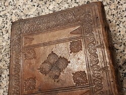1620-ban kiadott könyv bőrkötése