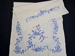 Nagyon szép kék keresztszemes mintával hímzett régi dísz törlőkendő, törölköző 120 x 57 cm