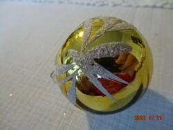 Karácsonyi üveggömb, arany színű, fehér mintával, átmérője 5 cm. Vanneki!