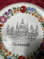 Budapest feliratú kalocsai porcelán falitányér.