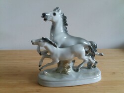 Porcelán ló csikóval