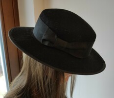 Fekete gyapjú karimás női kalap