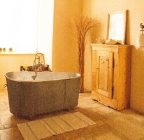 Loft-style zinc bathtub, shabby chic, provence