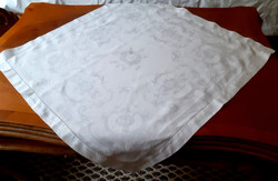 2 beautiful damask tablecloths, napkins. 65X65 cm