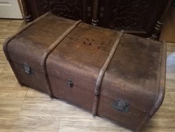 Large antique travel trunk. 100 X 57 x 47 cm.