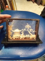 Kínai parafa faragás miniatűr kertrészlettel, pagodával, rizspapírból készült madárral, üvegezett, l