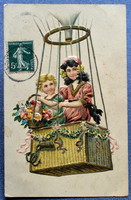 Antik dombornyomott  üdvözlő litho képeslap kisleány kisfiú léghajó kosarában rózsacsokor boríték