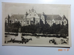 Régi képeslap: Kecskemét, Tanács-háza a Kossuth-szoborral