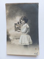 Régi képeslap fotó levelezőlap kislány kalitka kismadarak