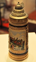 Német sörös korsó fedéllel Nürnberg régi városképével - porcelán