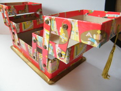 Vintage Altmann& Kühne piros bécsi bonbonos (Lukáts Kató tervezés) 3 szintes, kihajtható