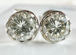 448T. From HUF 1! Brilliant (0.9 ct) 18k white gold (1.62 g) button earrings with Grade 1 stones.