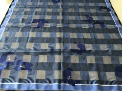 Valentina kendő királykék és fekete színben absztrakt és virág mintával, 87 x 87 cm