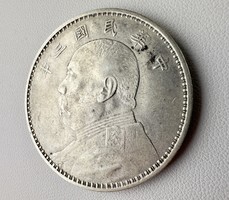 703T. 1 Forintról! Kínai ezüst (26,7 g) kereskedelmi Dollár. 6 betűs, a képeken levő állapotban.