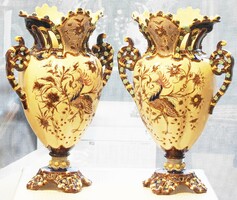 Barokk stílusú fajansz vázák a 19. század közepéről párban eladó. Eredeti darabok!