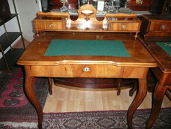 Gyönyörű állapotban lévő, restaurált, antik, térbe rakható, levehető építményes dió íróasztal