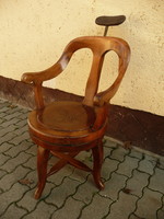 Restaurált, nagyon szép állapotban lévő, antik, forgó, fodrász szék, jól működő mechanikával