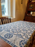 Blue and white embroidered tablecloth 100x125 cm
