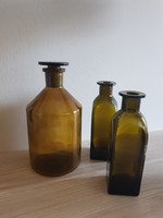 Borostyánszinű patika üvegek