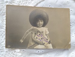 Antik újévi képeslap/fotólap, kalapos kislány levéllel, szerencsepatkóval 1910 körüli