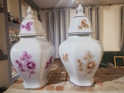 Hollóházi fedeles urna-váza páros