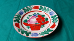 Népies, kézzel festett gránit Kispest  falitányér - jelzett virágmintás tányér 23 cm