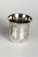 Ezüst antik pohár virágos vésett mintával