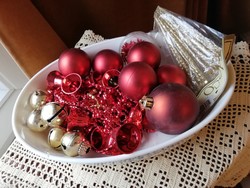 2 db Ovális, kék virág motívumos, kerámia sütőtál + ajándék piros és arany karácsonyfa díszek