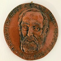 Varga Mátyás: Madách Imre portréja - falra akasztható kerámia plakett (átmérő: 17,5 cm)