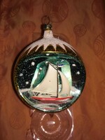 Karácsonyfadísz - Diorámás gömb, vitorlás műanyag figurális betéttel