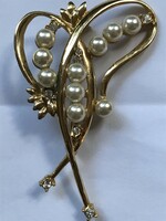 Aranyozott bross gyöngyökkel és ragyogó kristályokkal, 7 x 4,7 cm