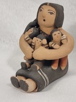 USA - Indián Felicia L  Jemez Kerámia, festett figura, Anya a gyermekeivel.1970 körül.