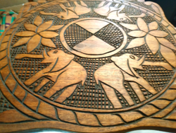 Keleti faragott fa asztal elefántos mintázattal