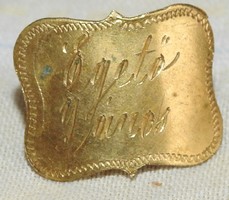 Gold-plated badge with engraving of János Ógető