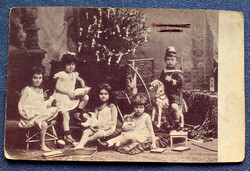 Antik Karácsonyi üdvözlő fotó  képeslap gyerekek játékokkal karácsonyfa kisfiú huszárként hintalóvon