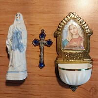 Szűz Mária szobor, szenteltvíz tartó, feszület, kegytárgyak