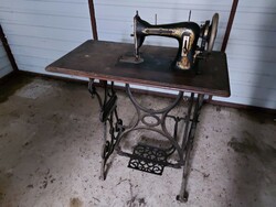 Antik varrógép+kis asztal. Öntöttvas lábakkal - 358