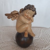 Gömbön üldögélő, arany szárnyú angyalka, dekoráció