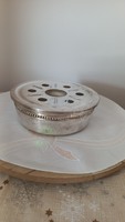 Vintage ezüstözött fém kerek  szárító/potpuri tartó. Méretei: 15 X 5,5 cm.