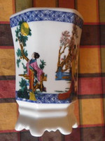 Kínai jelzett porcelán 6 szögletű, festett jelenetes kis váza, kaspó