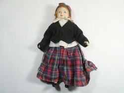 Retro Vintage régi játék porcelán baba népviseletben - Skót kockás viseletben- magasság: 22 cm